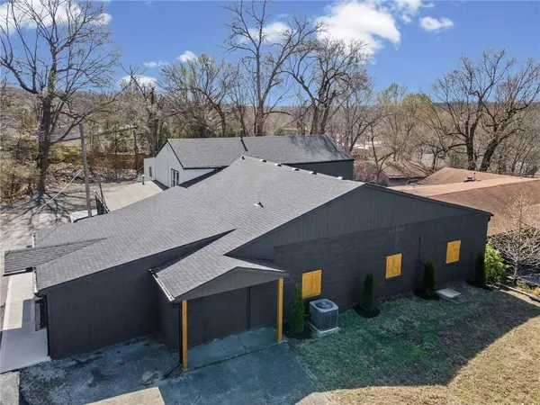 2015 NW 50th ST, Northmoor, MO 64151