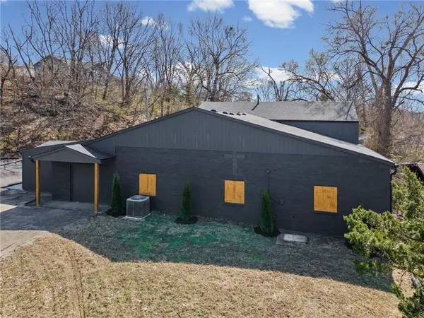 2015 NW 50th ST, Northmoor, MO 64151