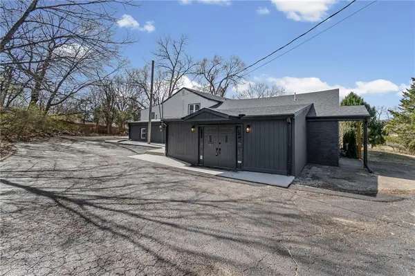 2015 NW 50th ST, Northmoor, MO 64151