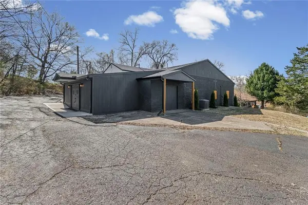 2015 NW 50th ST, Northmoor, MO 64151
