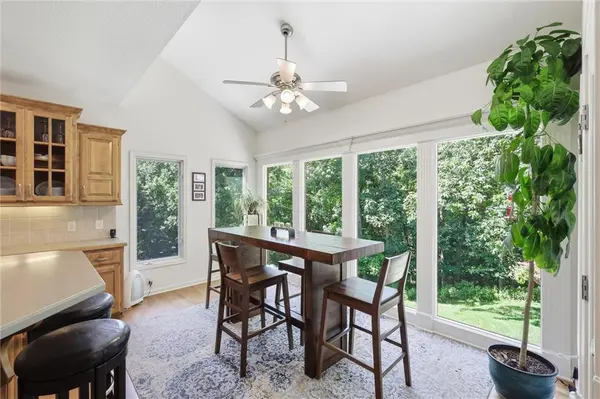 14440 NW 64th TER, Parkville, MO 64152