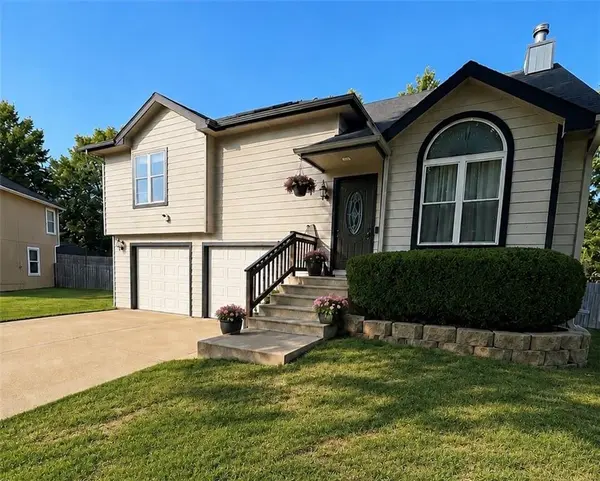 122 Oakbrook CT, Lansing, KS 66043
