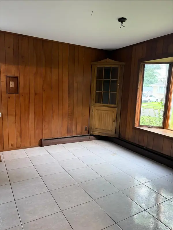 1 Cherokee ST, Massapequa, NY 11758