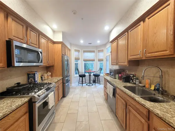 20 Sonata CT, Lake Grove, NY 11755