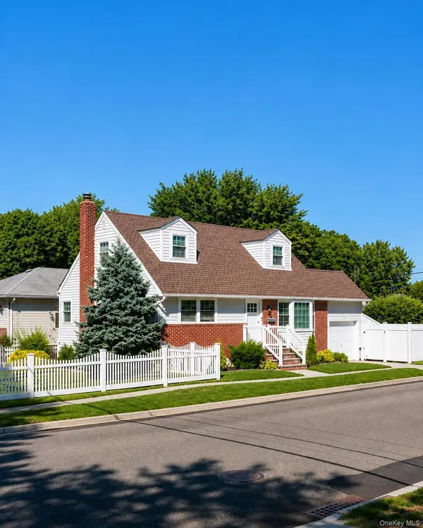 1 Iroquois ST, Massapequa, NY 11758