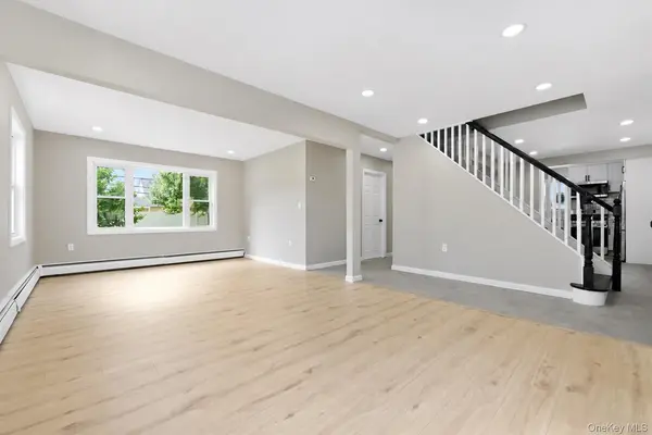 24 Crag LN, Levittown, NY 11756