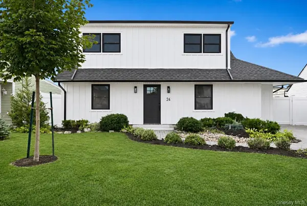 24 Crag LN, Levittown, NY 11756
