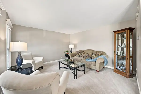 1050 Hampshire LN, Elgin, IL 60120