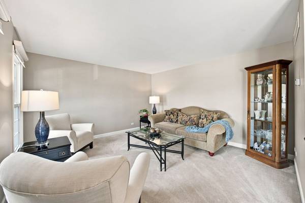 1050 Hampshire LN, Elgin, IL 60120