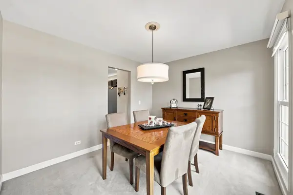 1050 Hampshire LN, Elgin, IL 60120