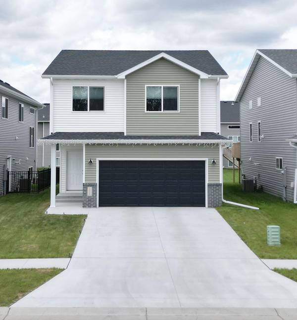 6058 Martin LN W, West Fargo, ND 58078