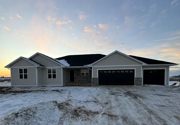 1663 FRONTIER RD, Luxemburg, WI 54217