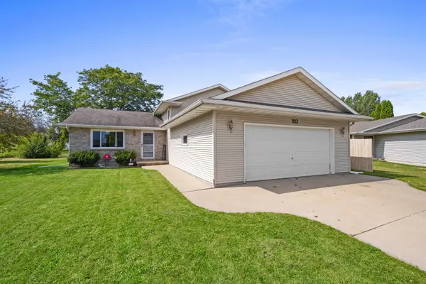 20 CHATEAU TER, Oshkosh, WI 54901