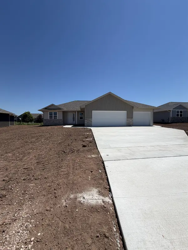 1636 FRONTIER RD, Luxemburg, WI 54217