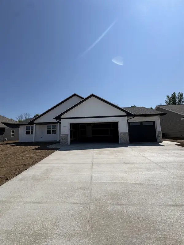 1727 BETTY JEAN LN, Green Bay, WI 54313