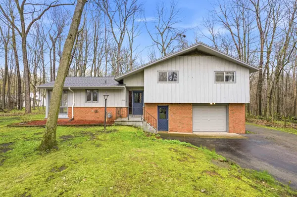 9156 CENTER RD, Neenah, WI 54956