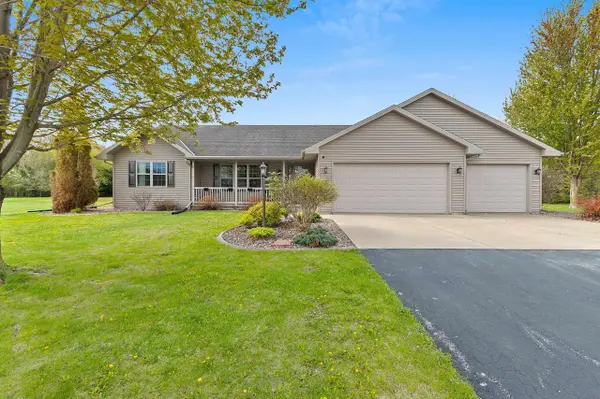 334 FALCON CIR, Pulaski, WI 54162-8886