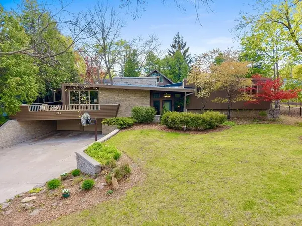 718 RANDALL AVE, De Pere, WI 54115-3025