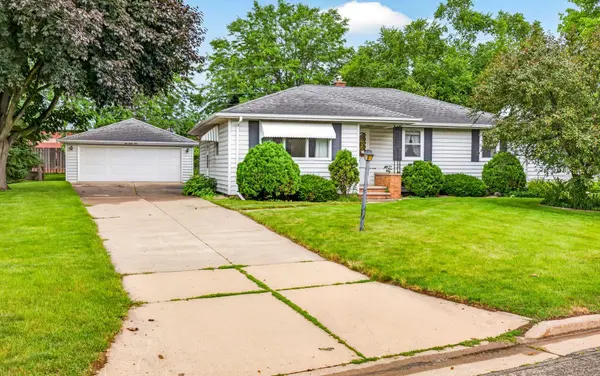 1049 GREGORY ST, Neenah, WI 54956