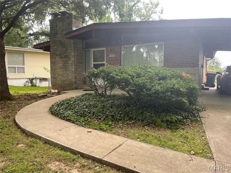 7222 Boellner DR, Hazelwood, MO 63042