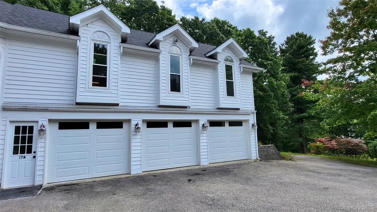 19 A Friendship LN, Red Hook, NY 12571