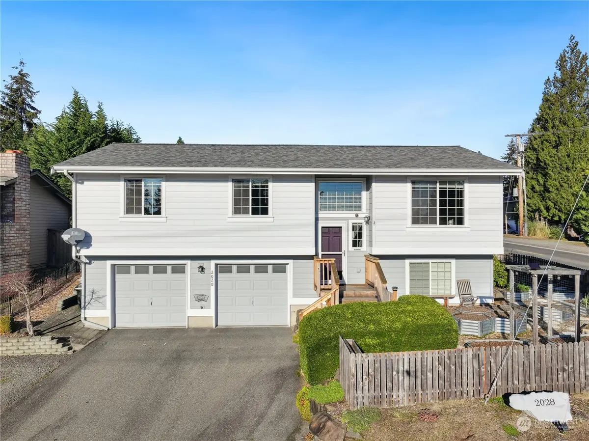 2028 NE 12th ST, Renton, WA 98056