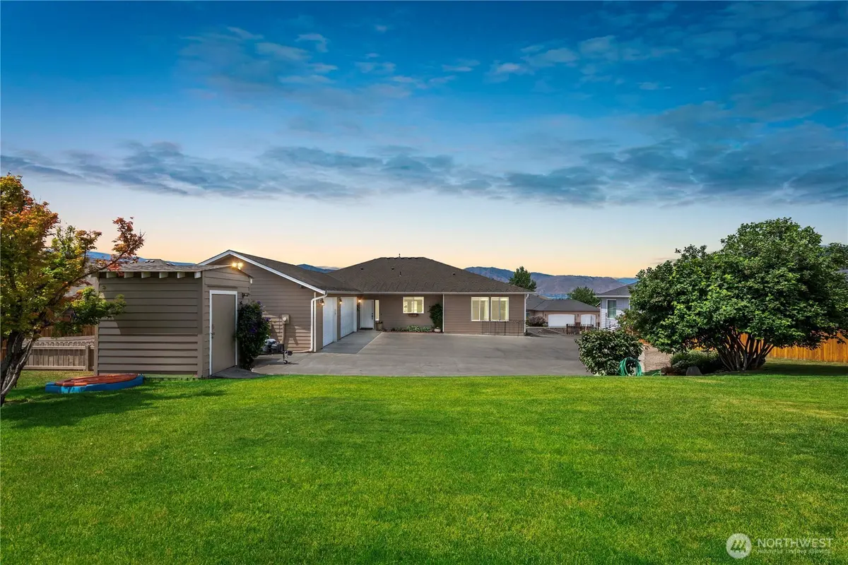 73 S Meadowbrook LN, East Wenatchee, WA 98802