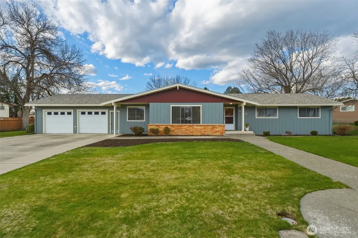 305 NE A ST, College Place, WA 99324