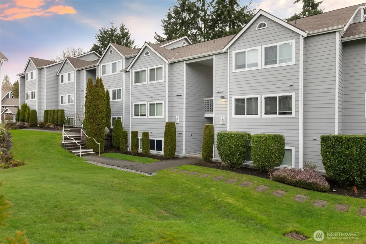 12618 109th CT NE #H101, Kirkland, WA 98034