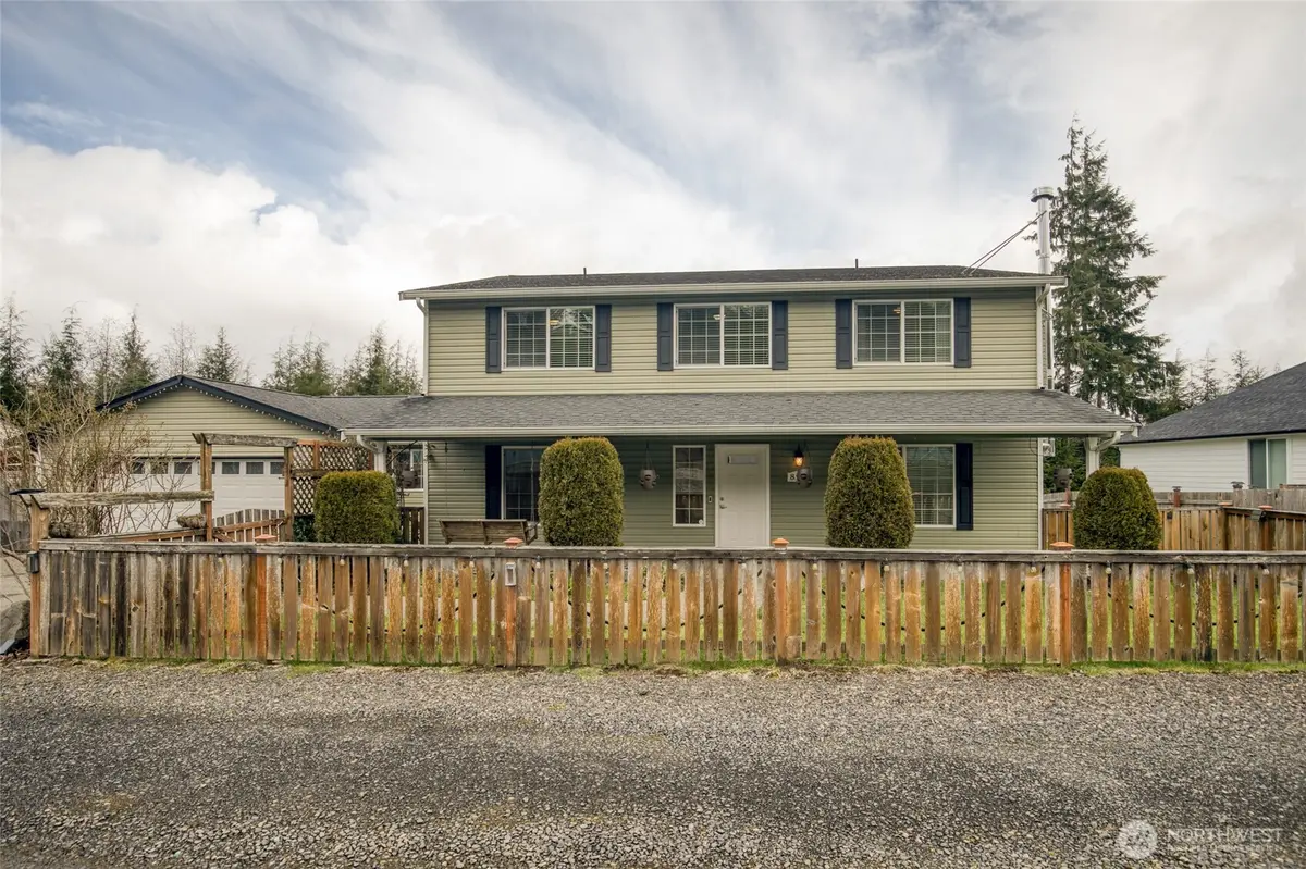 828 Ocean AVE, Cosmopolis, WA 98595