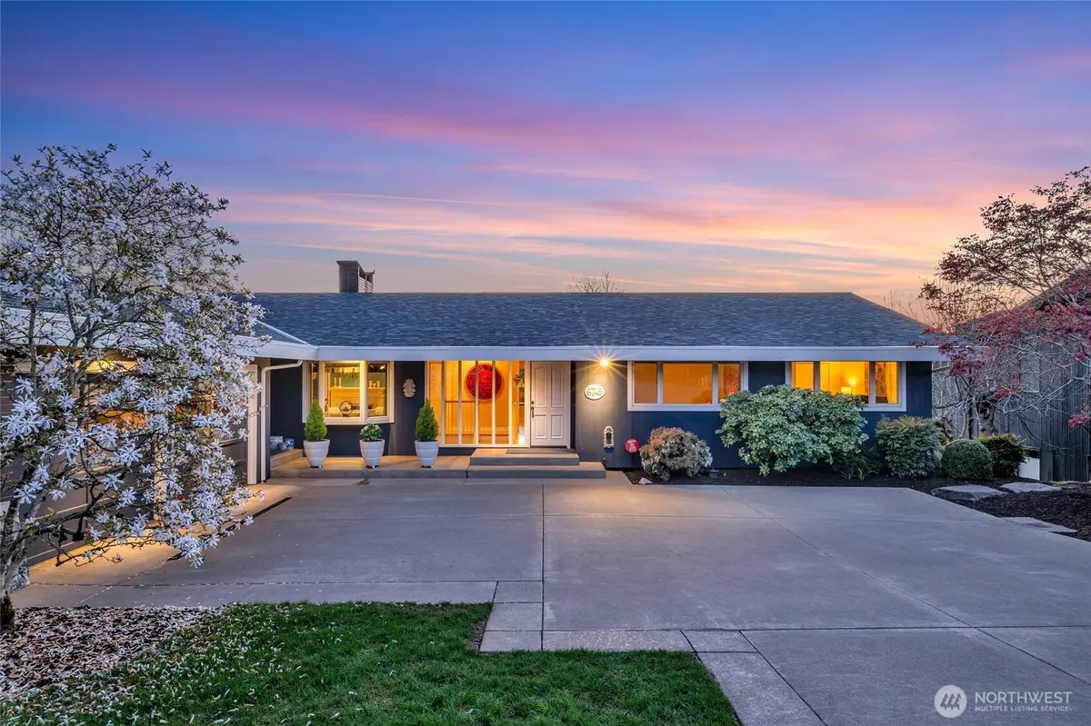 6749 82nd AVE SE, Mercer Island, WA 98040