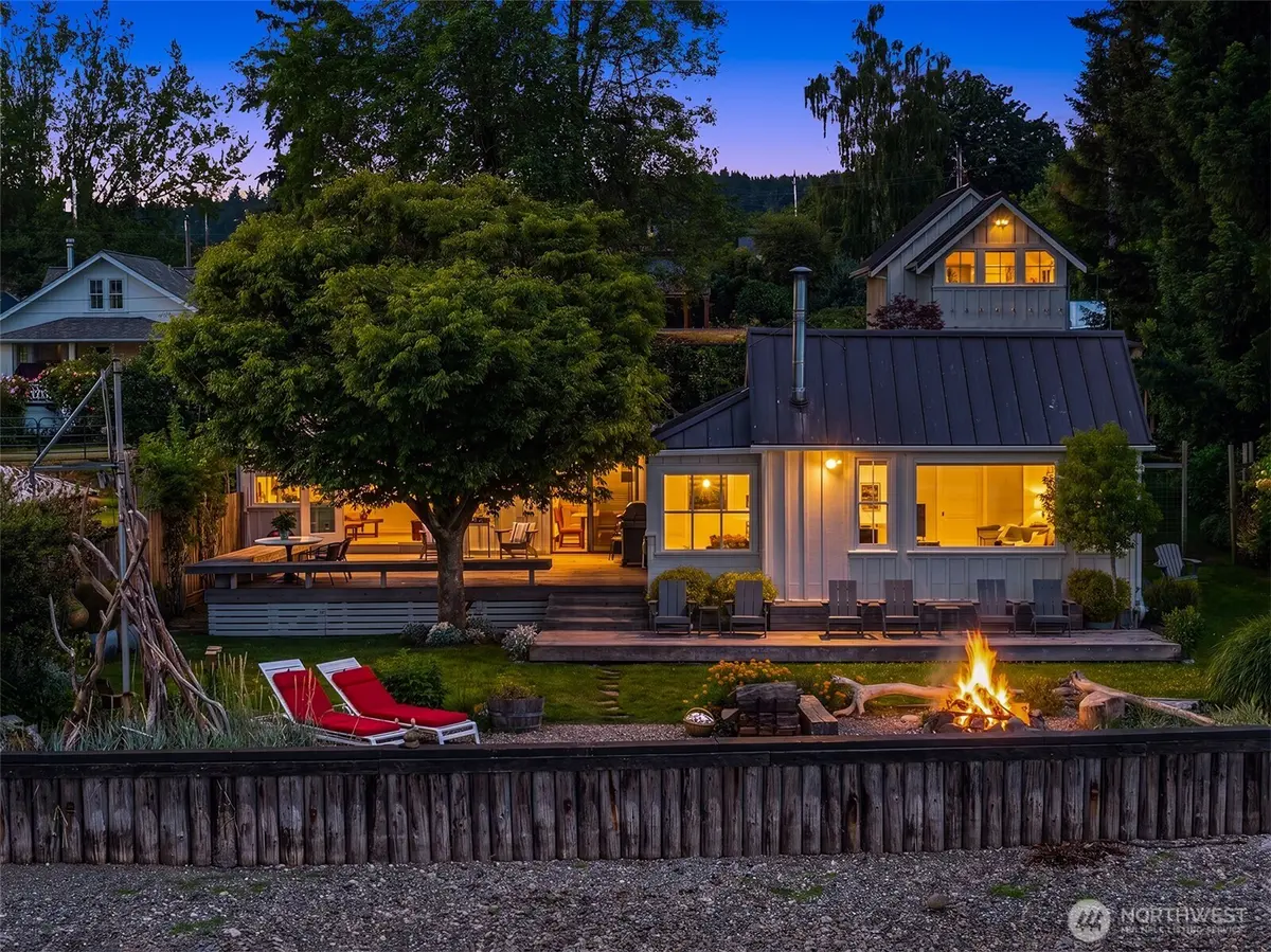 10050 SW Dock ST, Vashon, WA 98070