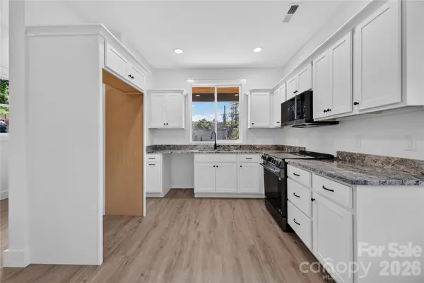1013 Fassifern CT, Hendersonville, NC 28791