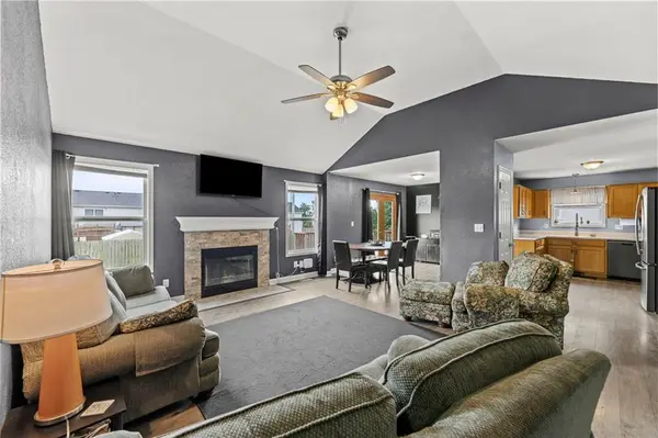 517 Shanandoah DR, Edgerton, KS 66021