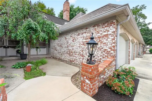 7621 W 102nd ST, Overland Park, KS 66212
