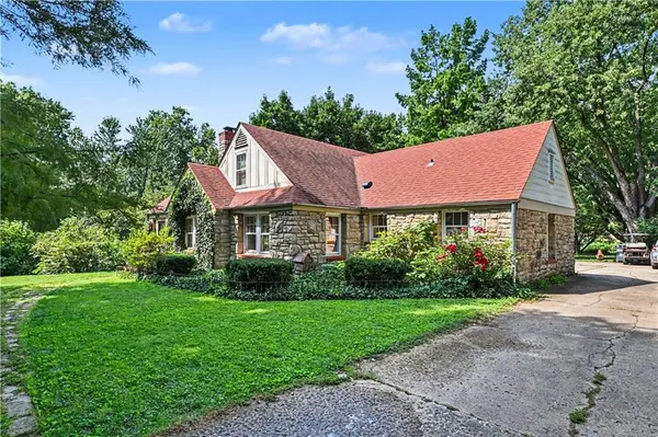 1902 S Lake DR, Independence, MO 64055