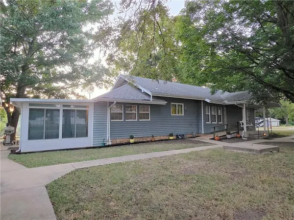 1002 W 4th AVE, Garnett, KS 66032