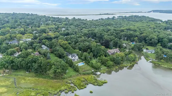 59 Dyke RD, Setauket, NY 11733