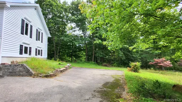 19 A Friendship LN, Red Hook, NY 12571
