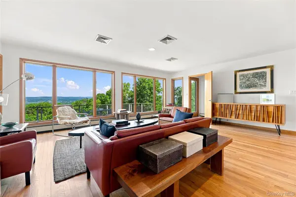 36 Blue Grass LN, Beacon, NY 12508