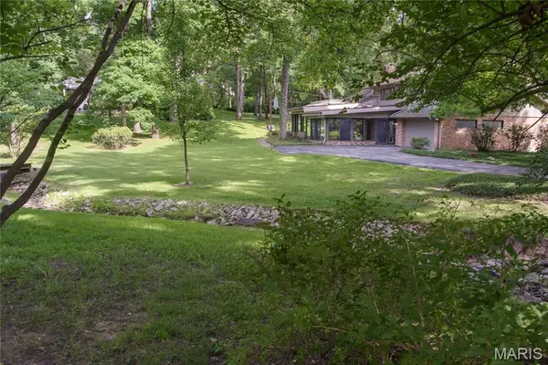 103 Frontenac Forest, Frontenac, MO 63131