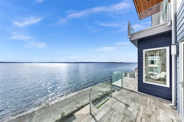 12065 30th AVE SW, Burien, WA 98146