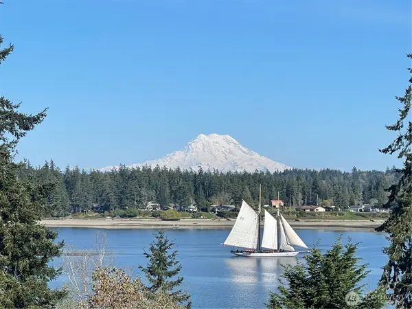 7746 Manzanita DR NW, Olympia, WA 98502