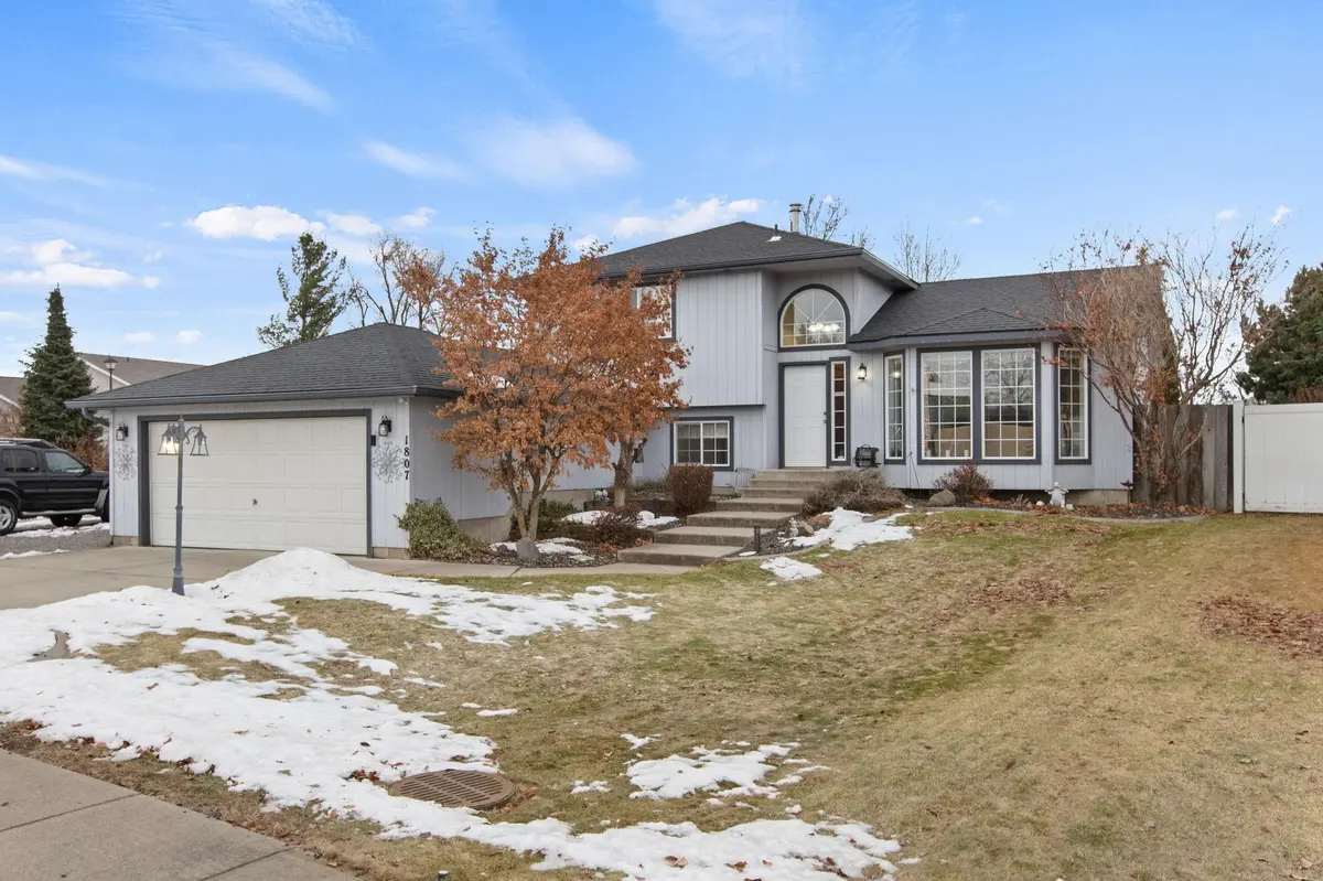1807 N Salmon River Ln, Greenacres, WA 99016