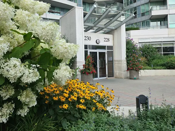 228 Queens Quay W #506, Toronto C01, ON M5J 2X1