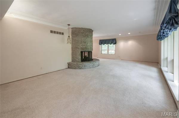 103 Frontenac Forest, Frontenac, MO 63131