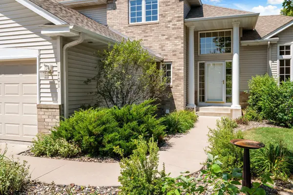 701 Heron CIR N, Oakdale, MN 55128