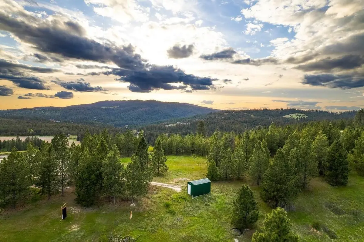 000 S Hidden Hollow Rd, Mica, WA 99023