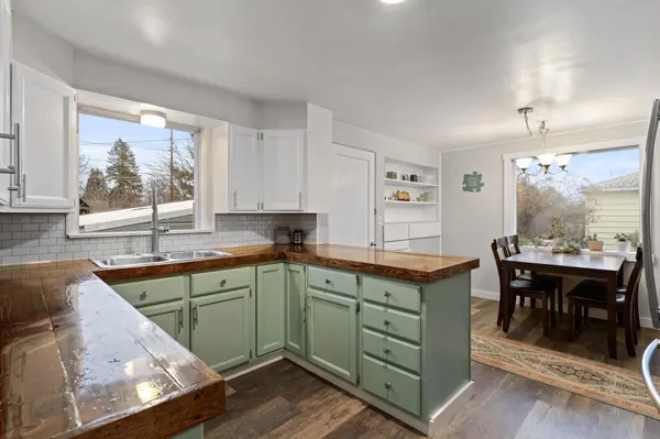 3004 N Maple Rd, Millwood, WA 99206