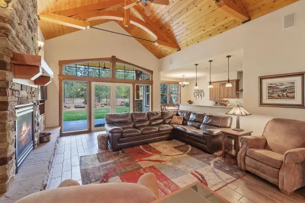 2215 E Red Barn Ln, Spangle, WA 99031